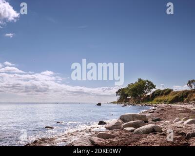 Côte escarpée sur la côte est de la mer Baltique île de Fehmarn avec un ciel bleu Banque D'Images