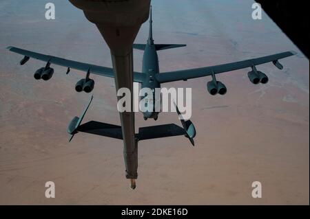 Un bombardier stratégique B-52 Stratofortress de la US Air Force de la 2e Escadre Bomb, positions pour ravitailler en carburant à partir d'un KC-135 Stratotanker lors d'une mission de la Force opérationnelle bombardier de plusieurs jours le 10 décembre 2020 au-dessus du Qatar. Le bombardier a été déplacé dans la région à la suite d'une augmentation des tensions avec l'Iran. Banque D'Images