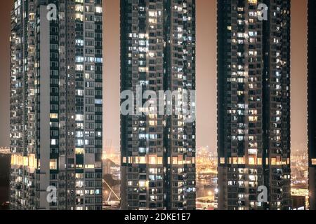 Gratte-ciels de Hong Kong la nuit. Regardez à travers les fenêtres éclairées Banque D'Images