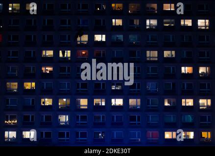 Berlin, Allemagne. 15 décembre 2020. Une partie des fenêtres d'une façade de bâtiment à Alexanderplatz est éclairée. Credit: Christoph Soeder/dpa/Alay Live News Banque D'Images