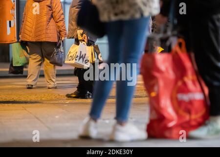 Berlin, Allemagne. 15 décembre 2020. Les personnes avec des sacs de shopping se tiennent à la gare Alexanderplatz. Credit: Christoph Soeder/dpa/Alay Live News Banque D'Images