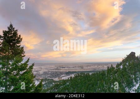 Coucher de soleil sur Boulder Colorado depuis Flatirons Banque D'Images