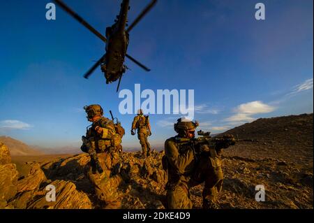 PRÈS DE BAGRAM (AFGHANISTAN) - le 23 mars 2015 - un parasecouriste de la US Air Force, 83e Escadron de sauvetage expéditionnaire, au cours d'une mission près de la base aérienne de Bagram à l'intérieur Banque D'Images