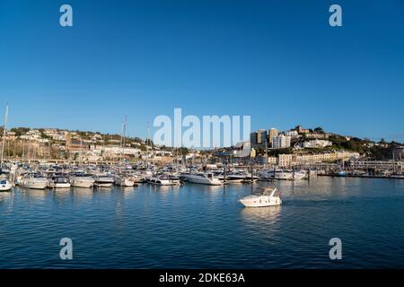 Torquay Devon bateaux et yachts dans beau temps ciel bleu et la mer Banque D'Images