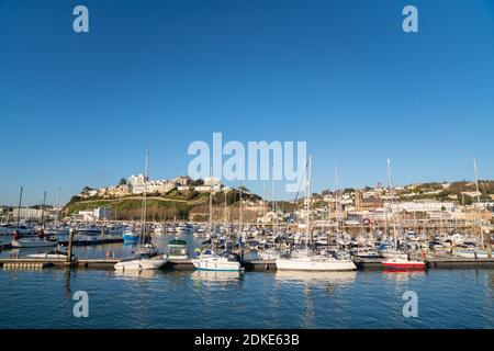 Torquay Devon marina bateaux et yachts dans beau temps bleu ciel et mer Banque D'Images