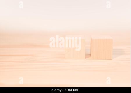 deux cubes en bois pour votre texte, vos icônes, votre signe et vos symboles pour créer vos concepts créatifs. Maquette de cubes en bois vierges. Blocs sur table en bois Banque D'Images