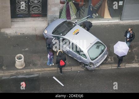 Véhicule de taxi endommagé en raison d'une conduite non prudente sur asphalte mouillé Banque D'Images