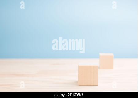 deux cubes en bois pour votre texte, vos icônes, votre signe et vos symboles pour créer vos concepts créatifs. Maquette de cubes en bois vierges. Blocs sur table en bois Banque D'Images