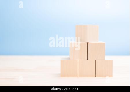 image maquette. pyramide de cubes en bois vierges pour icônes, symboles ou texte. concept d'affaires. Cube en bois empilé en forme de pyramide sans graphique pour B Banque D'Images