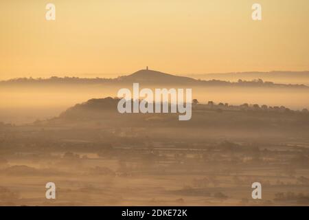 La brume entoure Glastonbury Tor dans le Somerset. Banque D'Images