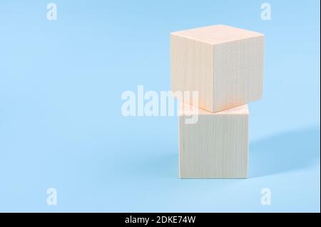 deux cubes en bois pour votre texte, vos icônes, votre signe et vos symboles pour créer vos concepts créatifs. Maquette de cubes en bois vierges. Blocs sur table en bois Banque D'Images