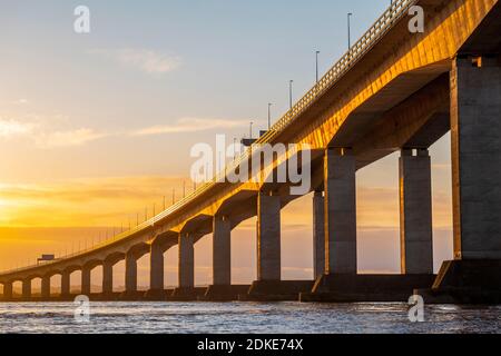 Le second Severn Crossing, officiellement renommé Prince of Wales Bridge, est le pont autoroutier M4 au-dessus de la rivière Severn entre l'Angleterre et le pays de Galles. Banque D'Images