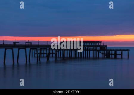 Angleterre, Kent, Deal, Sunrise Over Deal Beach et Deal Pier Banque D'Images