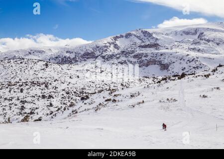 Deux touristes en randonnée dans la montagne d'hiver Rila, Bulgarie. Photo de haute qualité Banque D'Images