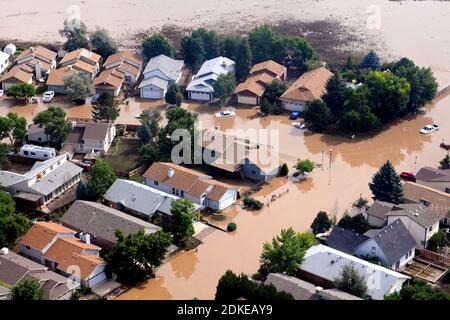 BOULDER, COLORADO, ÉTATS-UNIS. 14 septembre 2013 - vue aérienne des maisons inondées dans le Colorado aux États-Unis. Certaines zones ont reçu jusqu'à 18 pouces sur une période de 24 heures Banque D'Images
