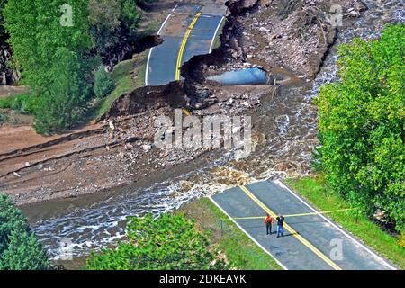 BOULDER, COLORADO, États-Unis - 16 septembre 2013 - vue aérienne d'une route endommagée par une inondation à Boulder, Colorado, États-Unis après que la région a connu une inondation généralisée Banque D'Images