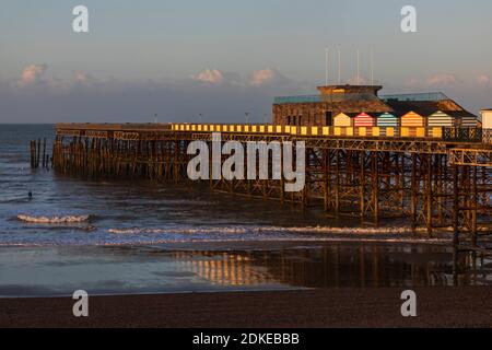 Angleterre, East Sussex, Hastings, Hastings Beach et Pier Banque D'Images