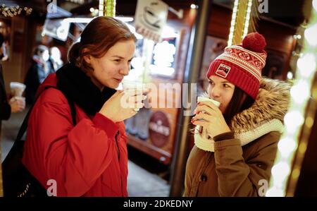 Berlin, Allemagne. 15 décembre 2020. Deux femmes sirotent un dernier vin chaud à Castle Street pendant les achats de Noël. À partir de 16.12.2020, le pays se met en ferme confinement pour lutter contre la pandémie de Corona, alors la plupart des magasins doivent rester fermés. Credit: Kay Nietfeld/dpa/Alay Live News Banque D'Images