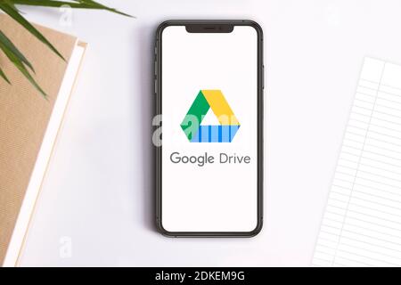 Smartphone avec logo de l'application Google Drive Service à l'écran. Espace de copie vide pour le contenu de l'éditeur. Banque D'Images