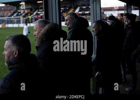 Spectateurs dans le hangar regardant la première moitié de Marine jouer Hyde United dans un FA Trophy première cravate à la Marine Travel Arena, anciennement connu sous le nom de Rossett Park, à Crosby. En raison de la réglementation du coronavirus qui avait suspendu les matchs de ligue, les seuls joueurs des Merseysiders ont participé aux compétitions de coupe, y compris leur prochaine égalité contre Tottenham Hotspur lors de la coupe FA troisième tour. Marine a gagné le match par 1-0, regardé par une capacité autorisée de 400, avec les visiteurs ayant deux hommes envoyés dans la seconde moitié. Banque D'Images