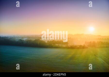 Allemagne, Nord de l'Allemagne, Mecklembourg-Poméranie occidentale, Elbe foreland près de Boizenburg, Elbhang Vierwald, vue aérienne au lever du soleil, heure d'or, ciel coloré, plaine inondable de la vallée de l'Elbe avec des prairies dans le brouillard du matin, contre-jour Banque D'Images