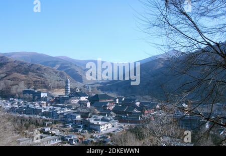 Wutaishan, province du Shanxi en Chine. Vue sur un complexe de temples bouddhistes à Wutai Mountain. Wutaishan est l'une des quatre montagnes sacrées de la Chine Banque D'Images