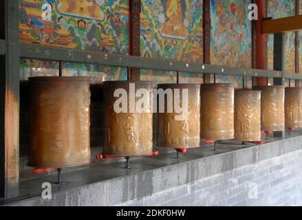 Wutaishan, province du Shanxi en Chine. Roues de prière tournants au temple de Tayuan. Wutaishan est l'une des quatre montagnes sacrées du bouddhisme chinois. Banque D'Images