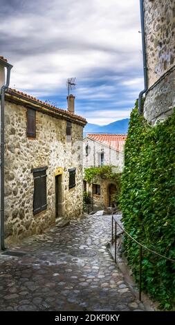 Allée du village dans EUS. Plus beaux villages de France Banque D'Images