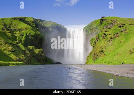 Skogafoss, chute d'eau de 63 m de haut située sur la rivière Skógá en été, Skógar, Islande Banque D'Images