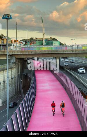 Cyclistes sur le sentier lumineux, Auckland, Nouvelle-Zélande, Île du Nord, Océanie, Banque D'Images