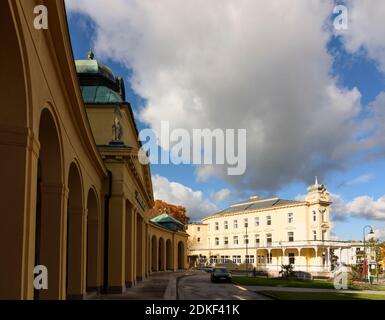 Bad Vöslau, spa Thermalbad (à gauche), Hotel Stefanie, Wienerwald (Bois de Vienne), Niederösterreich / Basse-Autriche, Autriche Banque D'Images