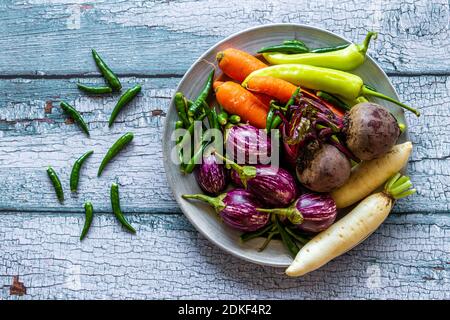 Vue de dessus de légumes multicolores (carotte, piment, brinjal, radis, betterave) dans une assiette de bol Banque D'Images