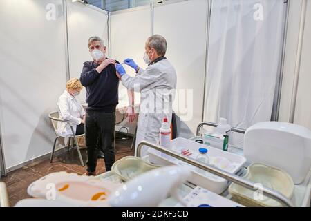 Covid19 Impfzentrum der Stadt Essen in einer Messehalle eingerichtet mit Beteilingung verschiedenster Hilfsorganizationen Banque D'Images