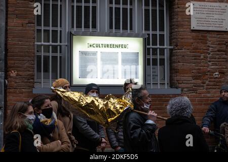 Un rassemblement d'acteurs culturels a eu lieu à Toulouse, France, le 15 décembre 2020. Parce qu'elles sont considérées comme des activités non essentielles par le gouvernement, les espaces liés à la culture restent fermés jusqu'au début de l'année 2021. Dans le même temps, les mesures du deuxième confinement liées à la pandémie de Covid-19 sont assouplies pour d'autres activités. Photo de Patrick Batard / ABACAPRESS.COM Banque D'Images