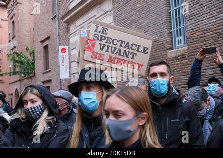 Signez « le spectacle en direct est en train de mourir ». Un rassemblement d'acteurs culturels a eu lieu à Toulouse, France, le 15 décembre 2020. Parce qu'elles sont considérées comme des activités non essentielles par le gouvernement, les espaces liés à la culture restent fermés jusqu'au début de l'année 2021. Dans le même temps, les mesures du deuxième confinement liées à la pandémie de Covid-19 sont assouplies pour d'autres activités. Photo de Patrick Batard / ABACAPRESS.COM Banque D'Images