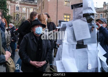 La statue de Claude NOUGARO a collé avec des poèmes, et le poète Serge PEY. Un rassemblement d'acteurs culturels a eu lieu à Toulouse, France, le 15 décembre 2020. Parce qu'elles sont considérées comme des activités non essentielles par le gouvernement, les espaces liés à la culture restent fermés jusqu'au début de l'année 2021. Dans le même temps, les mesures du deuxième confinement liées à la pandémie de Covid-19 sont assouplies pour d'autres activités. Photo de Patrick Batard / ABACAPRESS.COM Banque D'Images