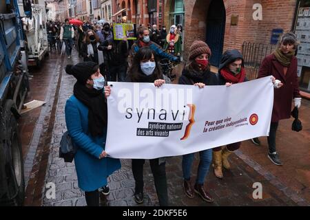 Un rassemblement d'acteurs culturels a eu lieu à Toulouse, France, le 15 décembre 2020. Parce qu'elles sont considérées comme des activités non essentielles par le gouvernement, les espaces liés à la culture restent fermés jusqu'au début de l'année 2021. Dans le même temps, les mesures du deuxième confinement liées à la pandémie de Covid-19 sont assouplies pour d'autres activités. Photo de Patrick Batard / ABACAPRESS.COM Banque D'Images