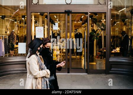 Regent Street, Londres, Royaume-Uni. 15 décembre 2020. Les rues regorgent de clients qui font leurs derniers achats de Noël dans le West End avant l'entrée en vigueur des restrictions de niveau 3 à Londres et dans de nombreuses régions du sud-est de l'Angleterre pour essayer d'empêcher la montée des cas de Covid-19. Crédit : Tom Leighton/Alamy Live News Banque D'Images