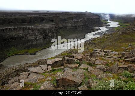 Vue panoramique sur la rivière Fjolum dans le canyon de Jokulsa, parc national de Jokulsargljufur (nord-est de l'Islande) Banque D'Images