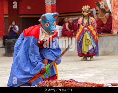 Lamayuru, Inde - 17 juin 2012 : Monk en masque exécute le rituel du sacrifice sur une danse religieuse mystérieuse masquée et costumée du bouddhisme tibétain tantrique d Banque D'Images