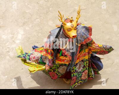 Le moine non identifié dans le masque de cerf exécute un religieux masqué et Danse mystère costumée du bouddhisme tibétain tantrique pendant le Cham Danse (Yuru Kabgyat) Banque D'Images