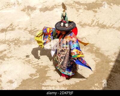 Lamayuru, Inde - 17 juin 2012 : monk interprète le mystère costumé sacré 'danse de chapeau noir' du bouddhisme tibétain autour du sacrifice symbolique à la trad Banque D'Images