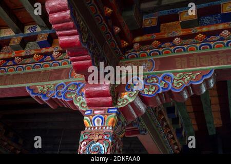 Pemayangtse, Sikkim, Inde - 31 décembre 2011 : plafond peint en couleurs et colonnes sculptées, ornements bouddhistes dans le temple de Pemayangtse Banque D'Images