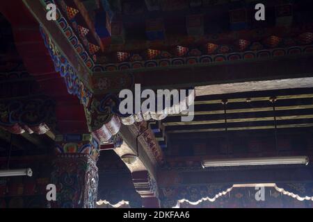 Pemayangtse, Sikkim, Inde - 31 décembre 2011 : plafond peint en couleurs et colonnes sculptées, ornements bouddhistes dans le temple de Pemayangtse Banque D'Images