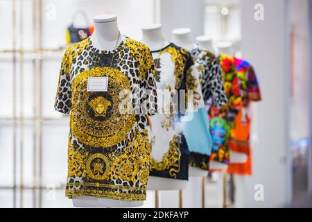 Milan, Italie - 24 septembre 2017 : produits Versace dans un magasin de la région de Montenapoleone, Milan, Italie. Banque D'Images