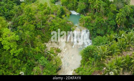 Vue de dessus de l'antenne Cascade jungle dans une forêt tropicale entourée de végétation verte. Mantayupan tombe dans la jungle de montagne. Philippines, Cebu. Banque D'Images