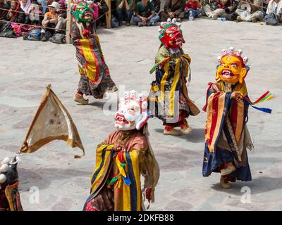 Hemis, Inde - 29 juin 2012 : des moines non identifiés dans un masque dharmapala avec des armes à bords rituels exécutent une danse religieuse mystère masquée et costumée Banque D'Images