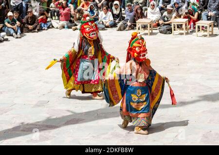 Hemis, Inde - 29 juin 2012 : des moines non identifiés dans un masque de dharmapala avec couteau rituel (phurpa) et épée exécutent un mythe religieux masqué et déguisé Banque D'Images