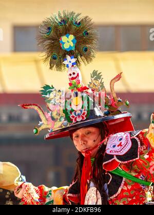 Gangtok, Sikkim, Inde - 23 décembre 2011 : gros plan du lama en costume rituel et chapeau orné interprète un mystère religieux historique Black Hat Dance Banque D'Images