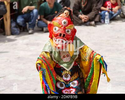 Hemis, Inde - 29 juin 2012 : un moine non identifié dans un masque de dharmapala exécute une danse religieuse mystérieuse masquée et costumée du bouddhisme tibétain tantrique Banque D'Images